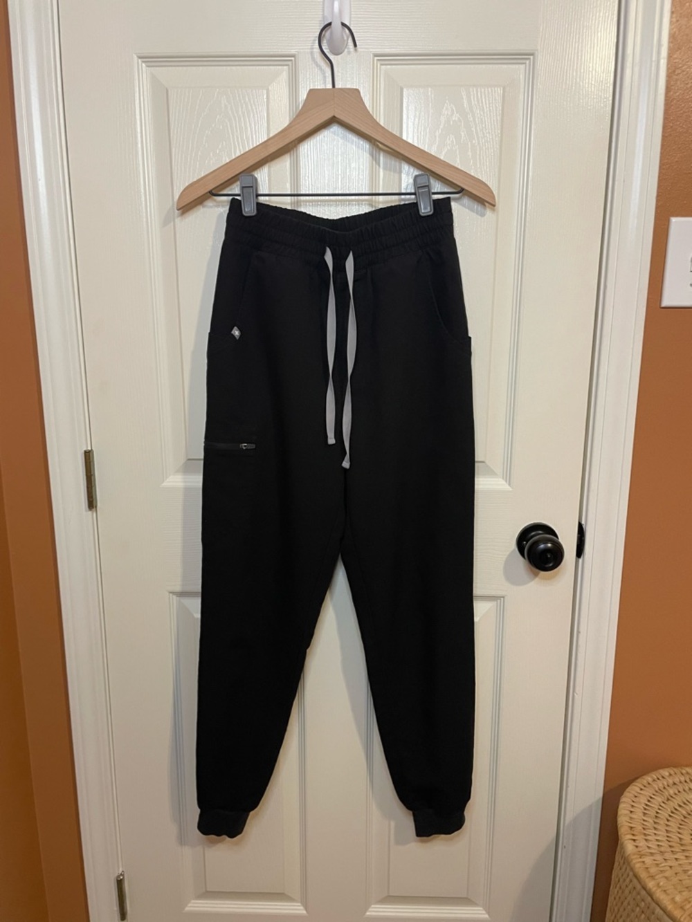 Figs Zamora Jogger Scrub Pants in Black Size Small - Picture 2 of 9